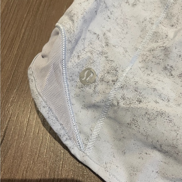 Lululemon hotty hots, 2.5” high rise blue splatter rare shorts, size 8 - Picture 3 of 4